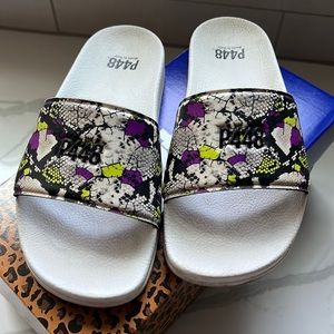 P448 Slides — size: 39 & color: WHI/PIUM APY